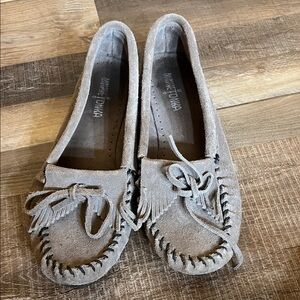 Minnetonka Women's Moccasins - Light Gray Suede